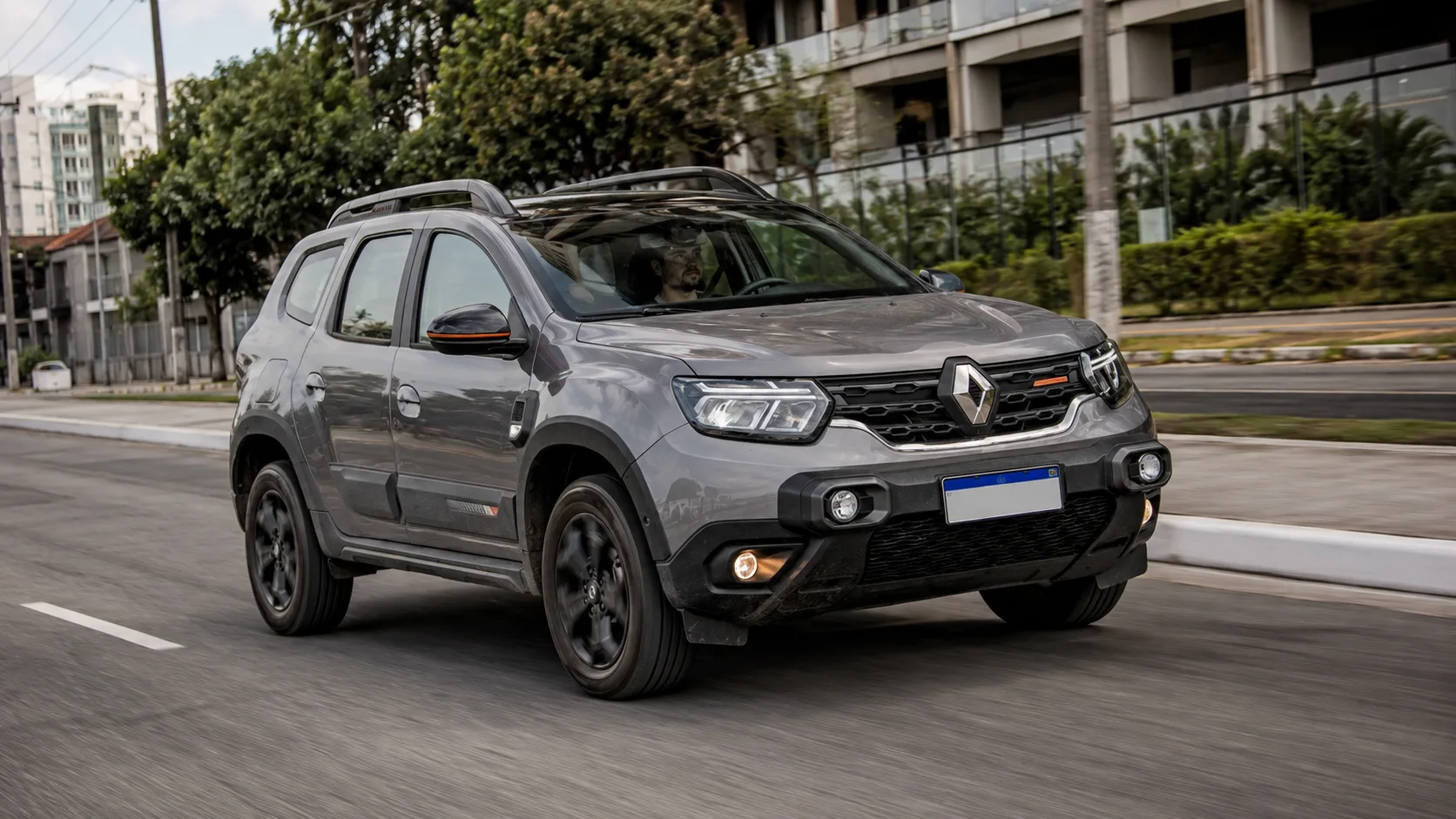 Renault Duster 2023, versão 1.6 CVT de 120 cv e 16,2 kgfm, pode ser encontrada por até R$ 70 mil, enquanto unidades antigas começam perto de R$ 35 mil.