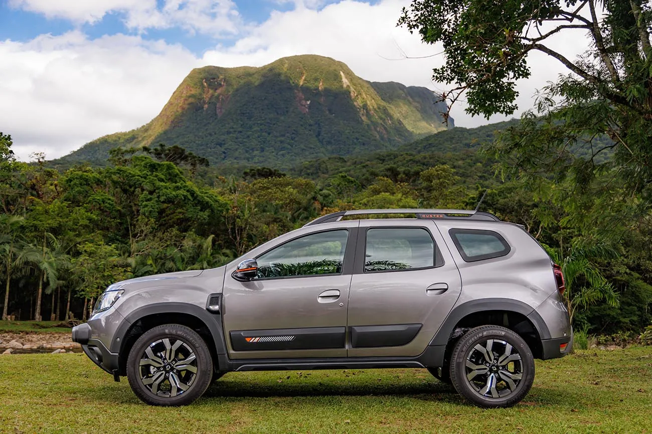Com 0 a 100 km/h em 9,2 segundos, o Duster anda mais do que sua aparência sugere e mantém respostas firmes mesmo quando transporta passageiros, malas e compras.