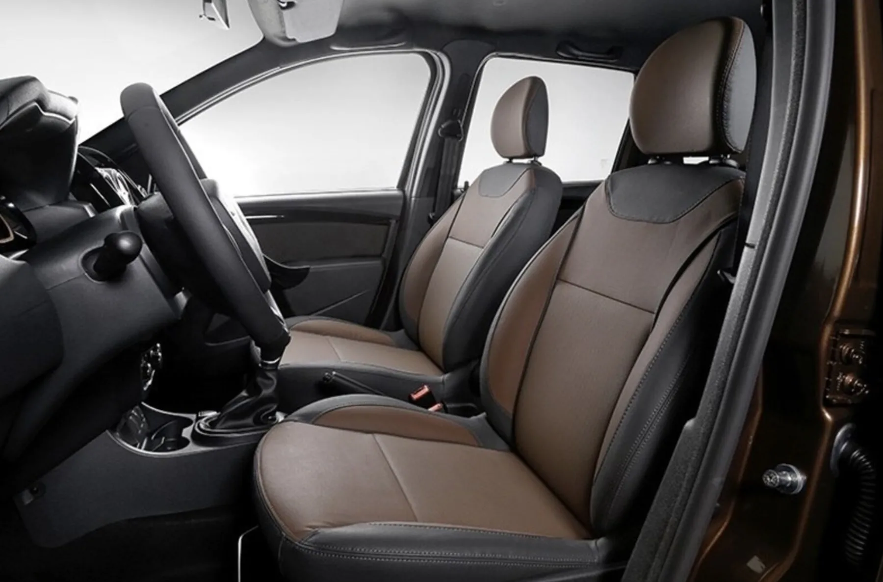 Airbags, ABS, controles de estabilidade e tração cuidam da segurança; ar-condicionado, vidros elétricos e Bluetooth aliviam a rotina.