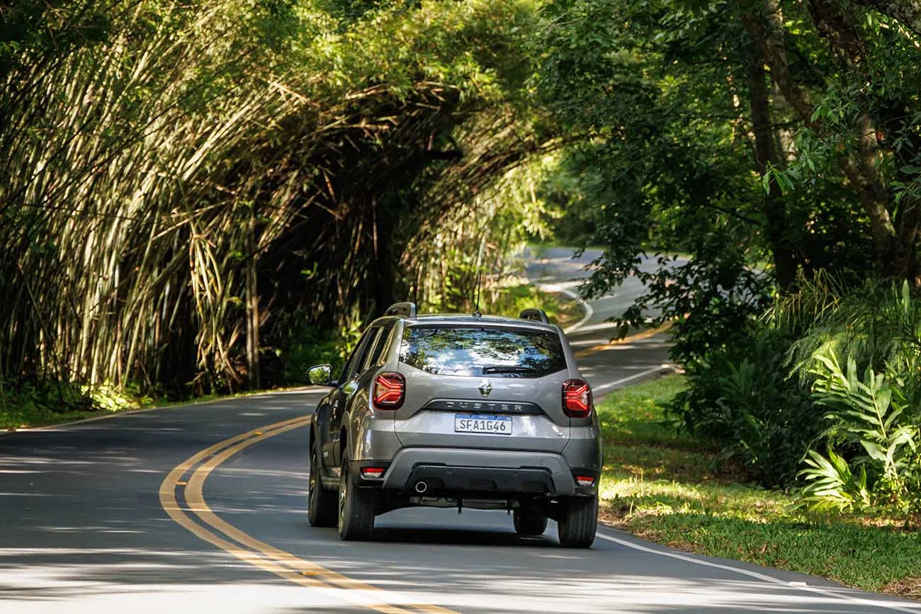 O Renault Duster Iconic Plus 2025 serve à família, encara viagens e ruas ruins com facilidade e continua interessante como usado bem cuidado.