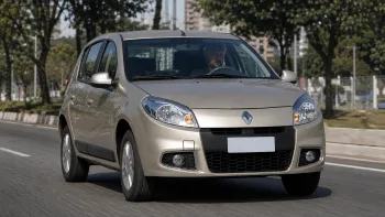 “É um carro que simplesmente trabalha”, Sandero 2014 envelheceu sem glamour, mas ainda entrega espaço e simplicidade para quem precisa usar o carro todos os dias