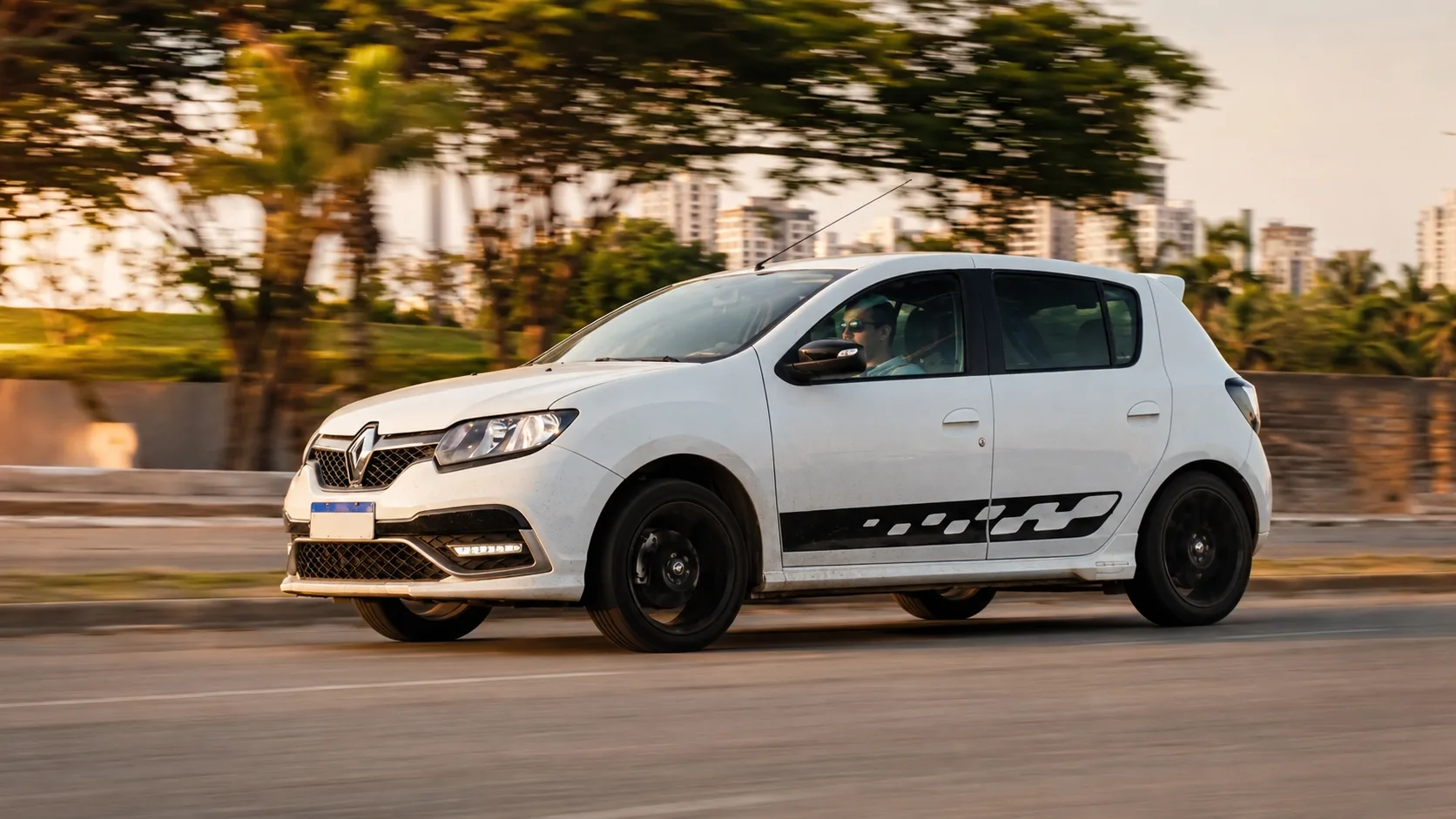 Renault Sandero RS 2015 a 2019: não é refinado, não tenta ser elegante e nem precisa, porque o 2.0 de 150 cv e o câmbio manual fazem dele um brinquedo sério para adultos.