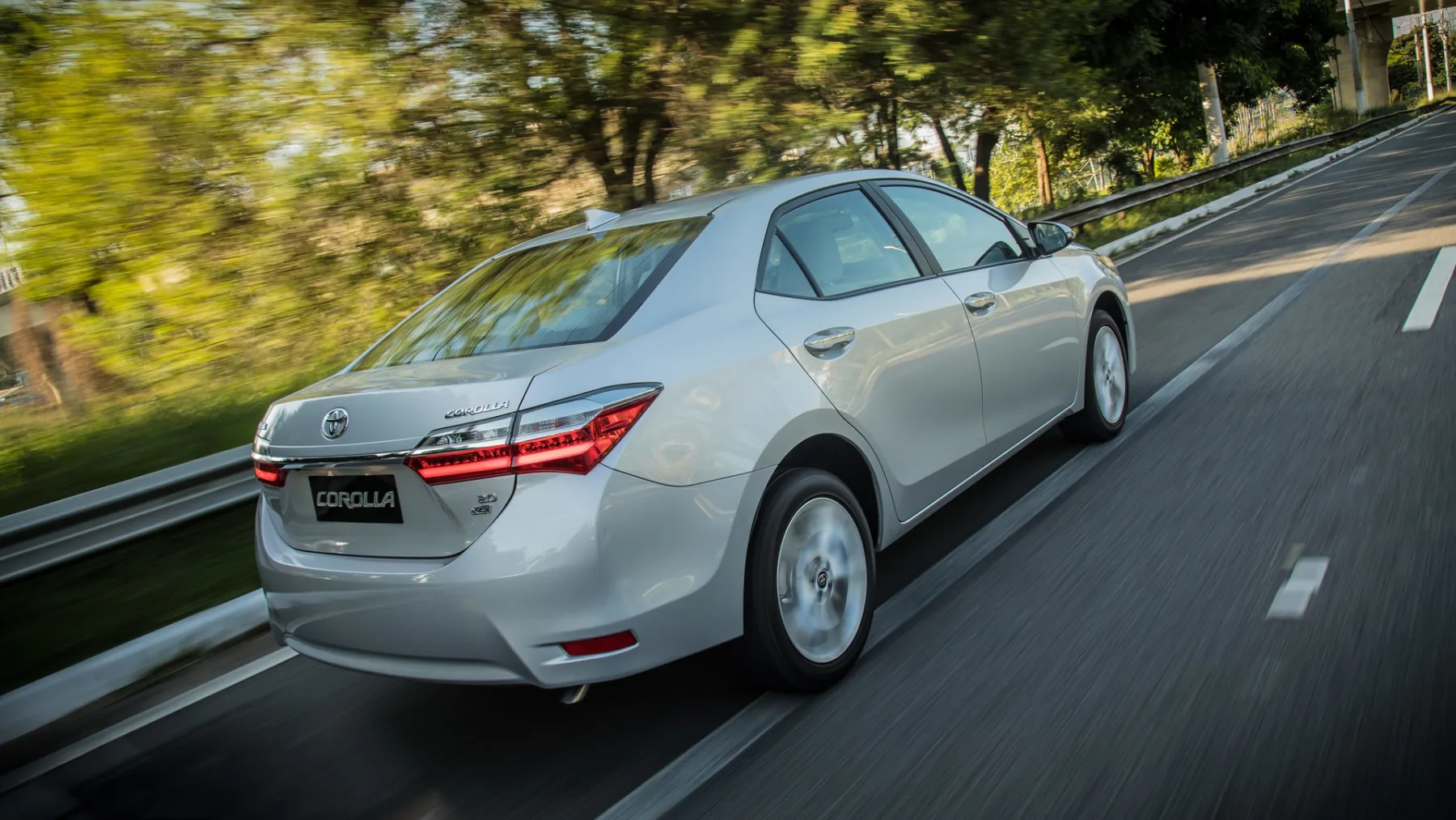 O Toyota Corolla XEi 2019 atende famílias e viajantes que querem conforto, espaço e mecânica conhecida, mas só vale quando bem conservado.