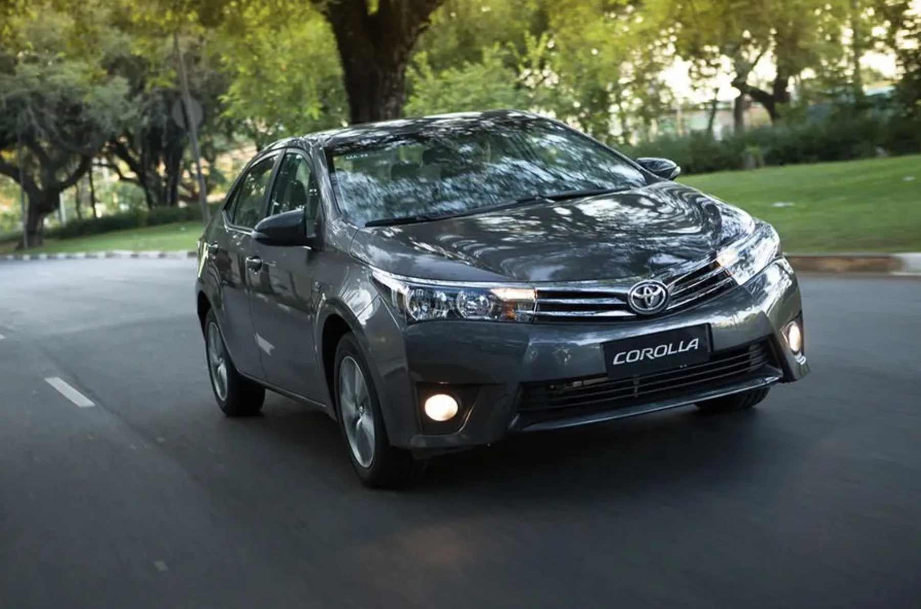 Na cidade, o Corolla XEi 2017 faz 7,2 km/l com etanol e 10,6 km/l com gasolina, enquanto na estrada chega a 8,8 km/l e 12,6 km/l sem fugir da proposta familiar.