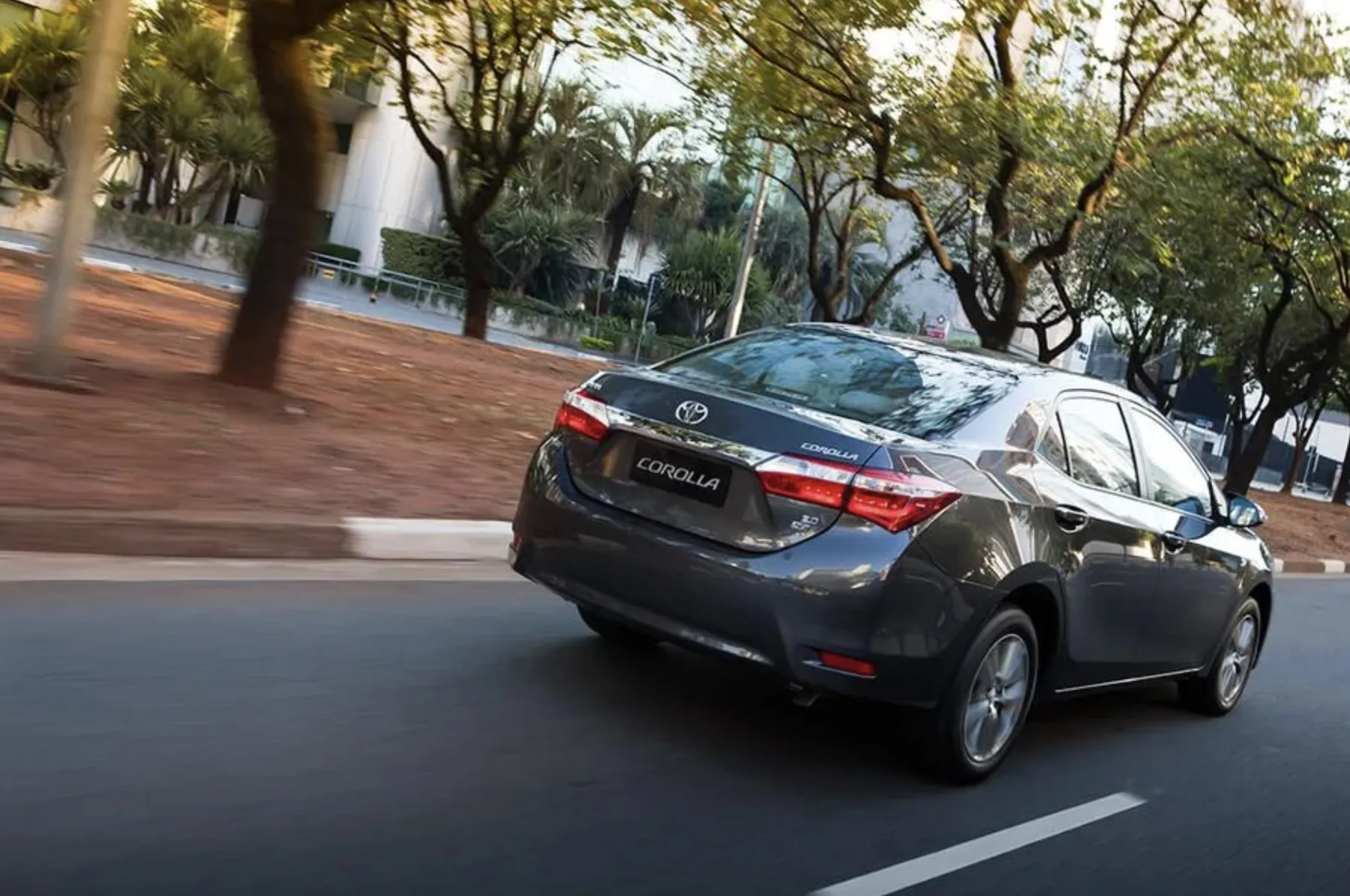 O Toyota Corolla XEi 2.0 2017 envelheceu cercado pela fama de durável, confortável e fácil de revender, mas hoje a compra depende mais do histórico do que do nome.