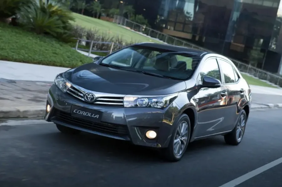 Toyota Corolla XEi 2.0 2017 custa R$ 87.562, tem 154 cv e faz até 12,6 km/l, mas o histórico do CVT e da suspensão pode esconder uma conta cara