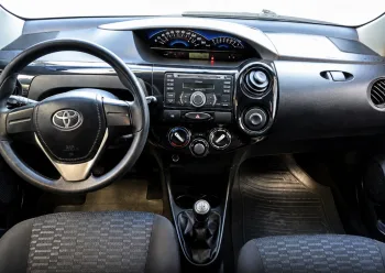 Toyota Etios X 1.3 Flex 16V 2017: Preço, Ficha técnica, Consumo, Equipamentos e Fotos; hatch entrega baixo consumo e autonomia acima de 600 km, ideal para uso diário