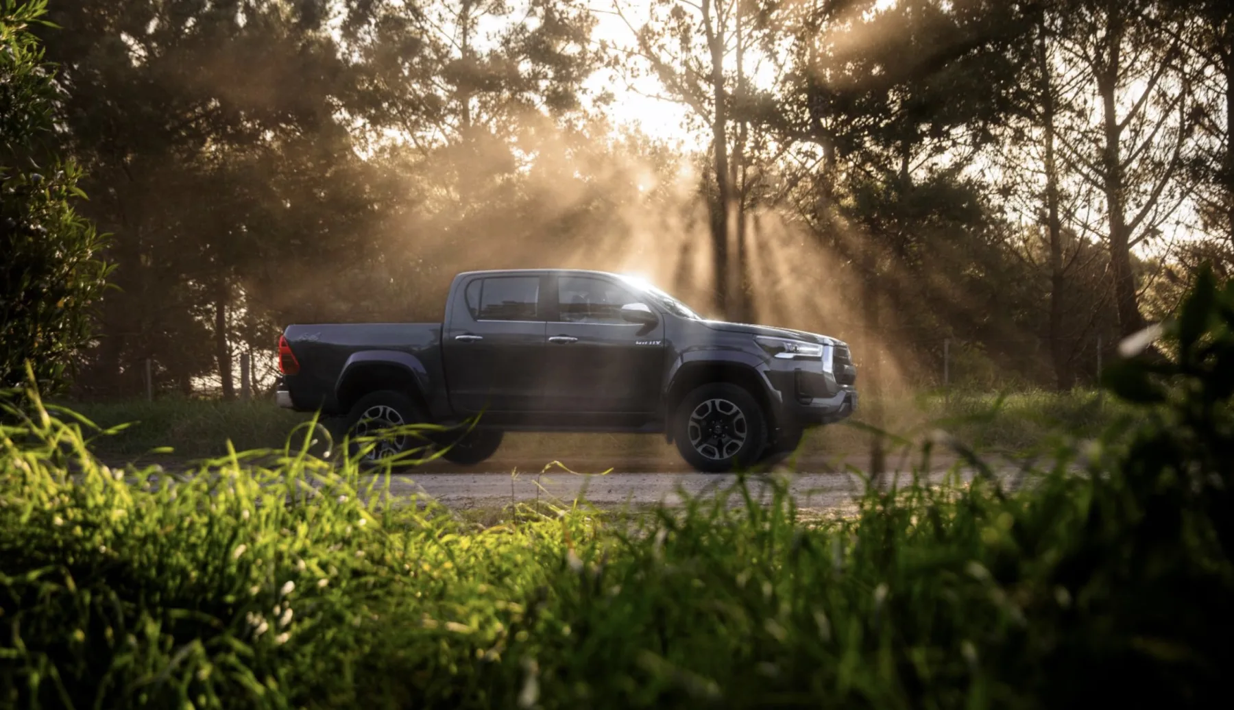 A Hilux SRX 2.8 2025 é feita para trabalho, estrada e família; usada, vale a pena quando chega com revisões comprovadas e sem alertas no painel.