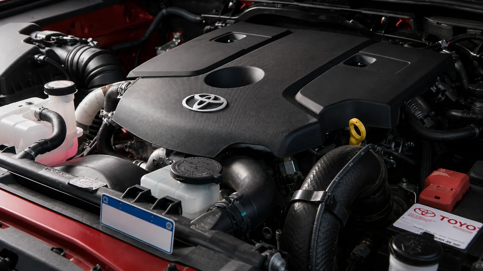 O 2.8 turbodiesel entrega 204 cv e 50,9 kgfm, força suficiente para mover 2.065 kg, subir carregada e retomar velocidade sem transformar tudo em pressa ou drama.