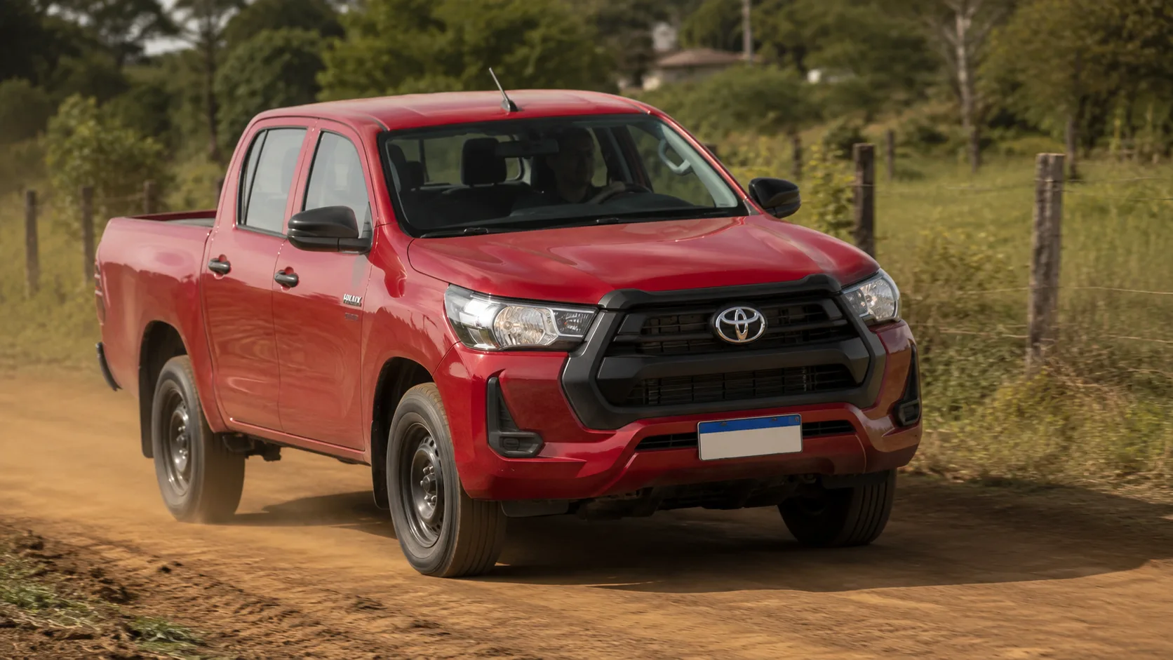 Na terra, os 286 mm de vão livre, a tração 4x4 e os bons ângulos ajudam a enfrentar valetas, lama e acessos ruins sem exigir delicadeza de SUV urbano no caminho.