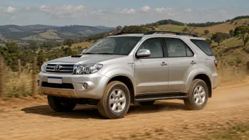 Com motor 3.0 turbodiesel de 163 cv, 35 kgfm, tração integral, sete lugares e autonomia de até 848 km, Toyota SW4 SRV 2011 encara Mitsubishi Pajero Full