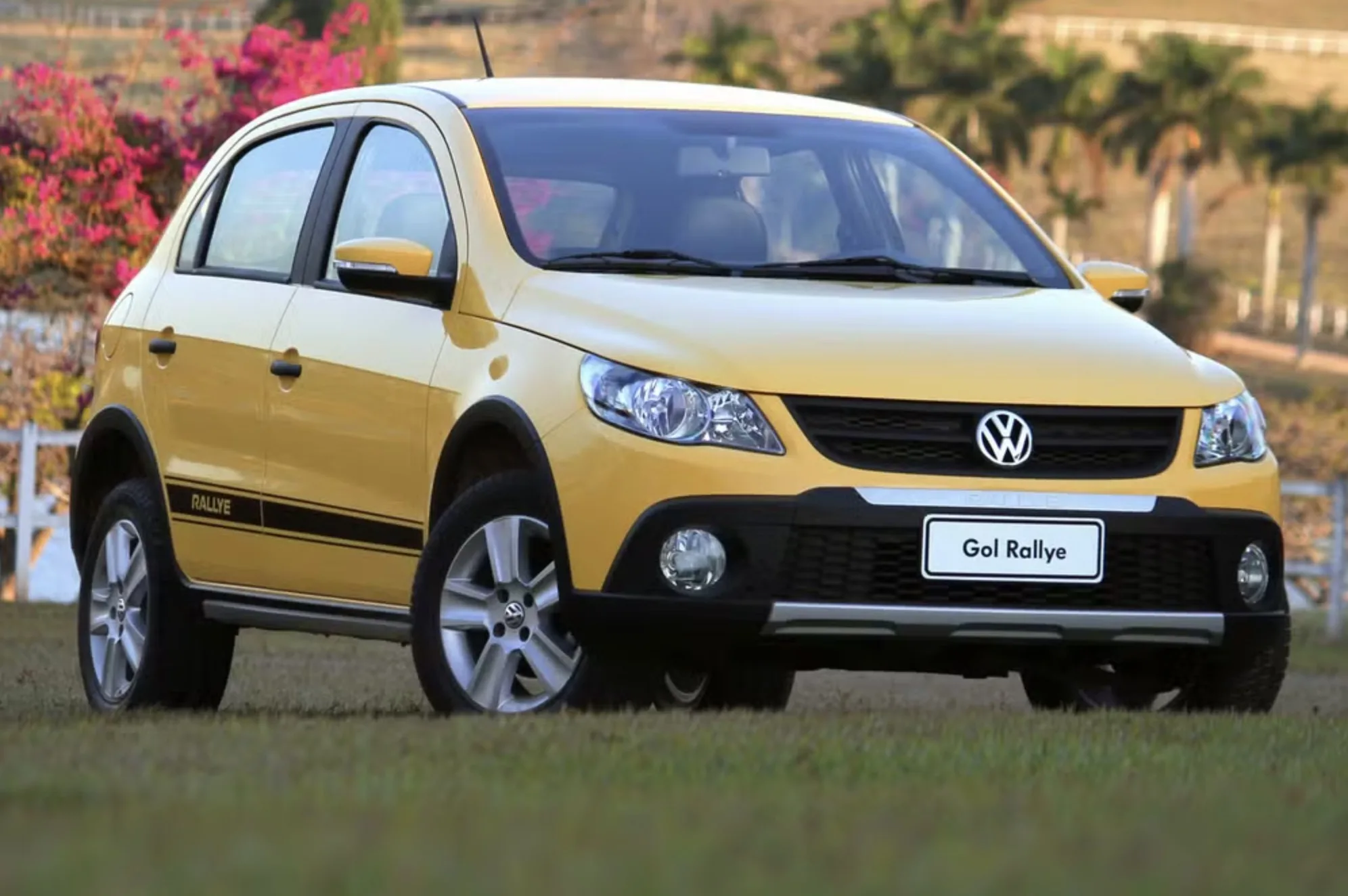 Volkswagen Gol Rallye 1.6 ganhou visual aventureiro, suspensão elevada e presença mais marcante, mas manteve a simplicidade mecânica que ajudou o Gol a atravessar gerações.