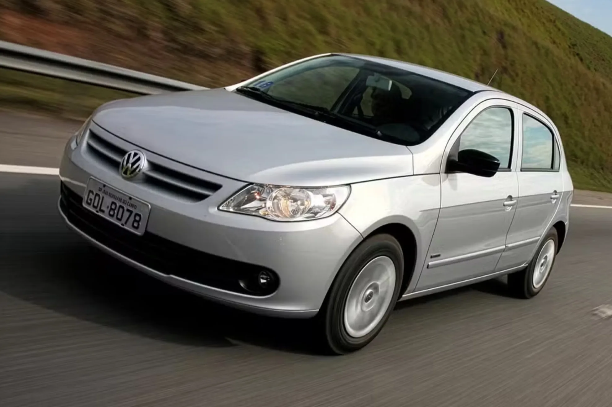 Volkswagen Gol Trend 1.0 tentou dar um pouco mais de conforto ao Gol básico, mantendo a essência econômica e direta de um carro feito para encarar anos de trânsito sem complicação.