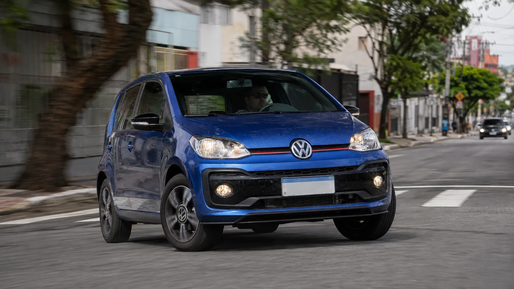 Volkswagen Up! Connect 1.0 TSI 2018 a 2020: pequeno, leve e cheio de vontade, transforma qualquer brecha no trânsito em convite para acelerar e faz a cidade parecer um kartódromo.