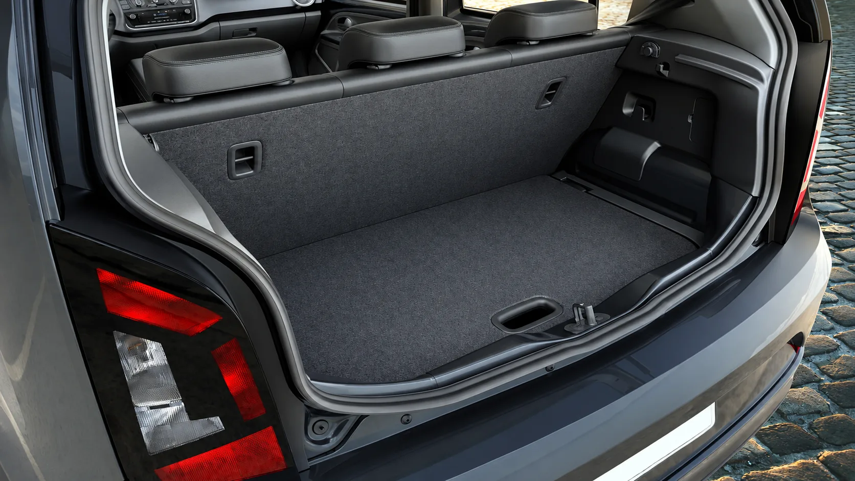 O Volkswagen Up! leva 285 litros no porta-malas, espaço suficiente para compras, mochilas e malas pequenas, embora o banco traseiro apertado limite viagens com adultos.