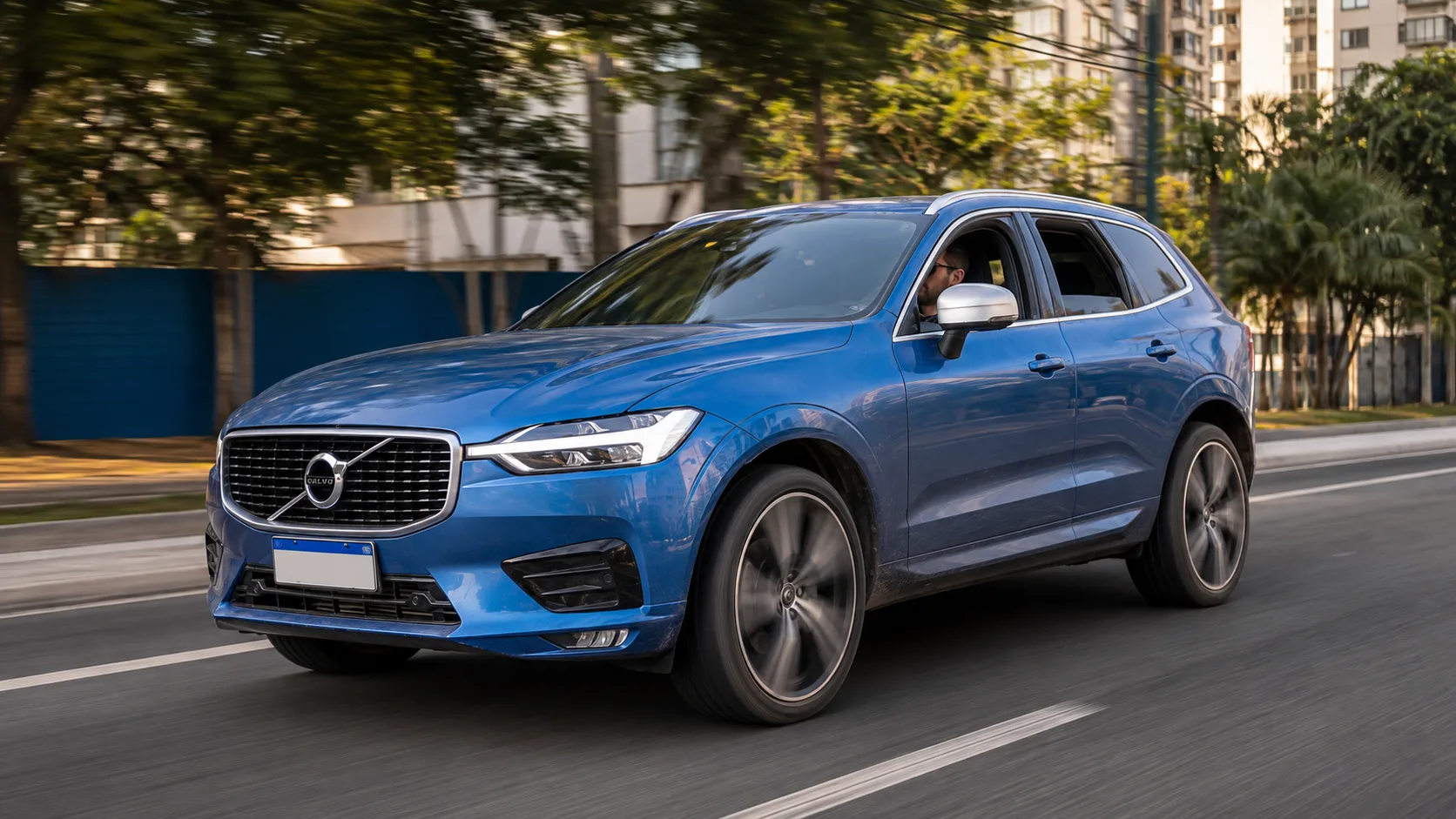 Volvo XC60 T5 R-Design 2.0 turbo 2018 a 2021: rápido sem fazer teatro, confortável sem ficar molenga e seguro sem parecer burocrático, devora quilômetros com uma calma difícil de abandonar.