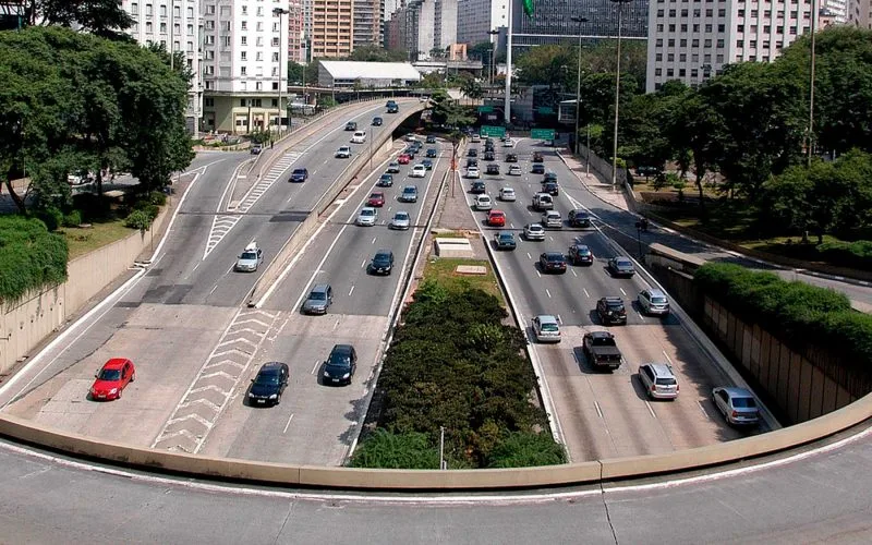 Antes de vender seu carro, brasileiro abre a Tabela Fipe e encontra um número que virou referência nacional, mas descobre que conservação, versão e mercado ainda decidem o preço final