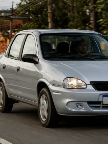 Chevrolet Classic Super 1.0 2007 tem 70 cv, faz até 13 km/l com gasolina, leva 390 litros no porta-malas e custa aproximadamente R$ 24 mil no mercado de usados