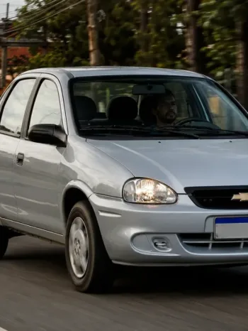 Chevrolet Classic 2007 com motor 1.0 flex de 70 cv faz ótimos 13 km/l e traz porta-malas imenso de 390L por R$ 24 mil, sendo um usado perfeito para o dia a dia