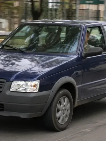 Uno Mille 2011 faz 15 km/l e sai R$ 40 mil mais barato que Mobi zero