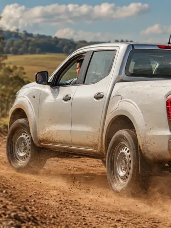 Câmbio manual e 4×4 raiz: Por que a Frontier S 2.3 de 163 cv é a picape para rebocar 2.800 kg sem depender de eletrônica frágil