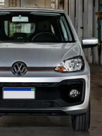 Com motor turbo de 105 cv e 16,1 km/l, Volkswagen Up Connect TSI anda mais que hatches médios e esbanja economia custando a partir de R$ 59.900