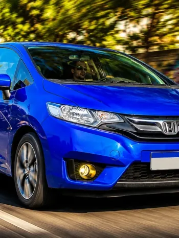 Custando menos que Mobi 0km, com porta-malas de 363 litros, motor 1.5 de 116 cv e autonomia de 635 km, o Honda Fit LX 2015 se destaca no espaço interno