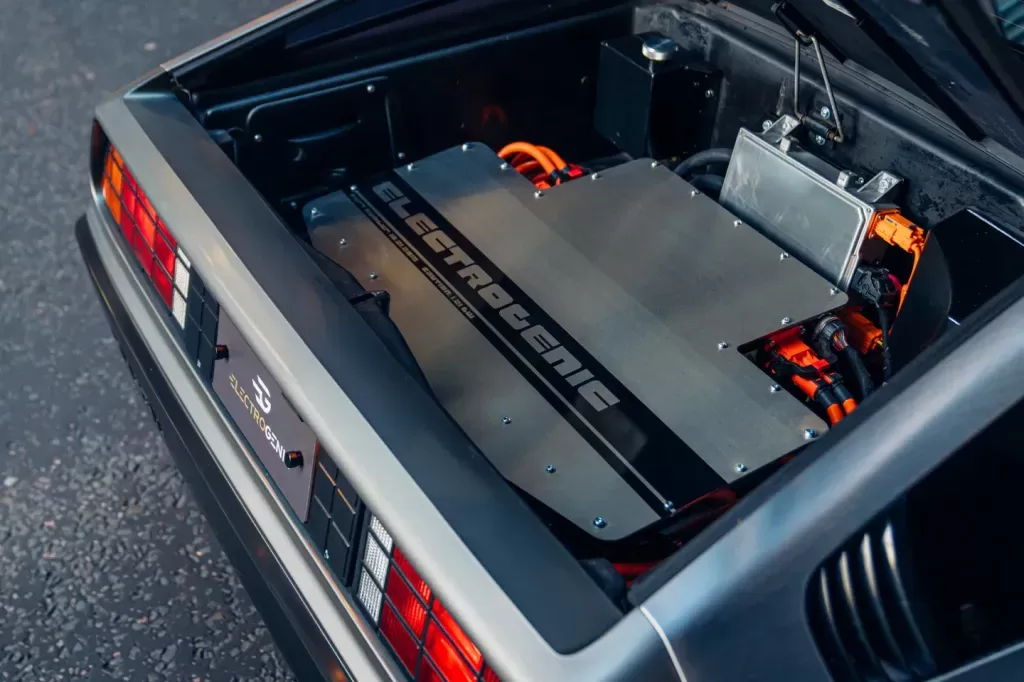 A Electrogenic propõe transformar o DeLorean em um carro elétrico com 217 cv e torque de 31,6 kgfm. Essa potência permitirá que o carro acelere de 0 a 100 km/h em menos de cinco segundos.