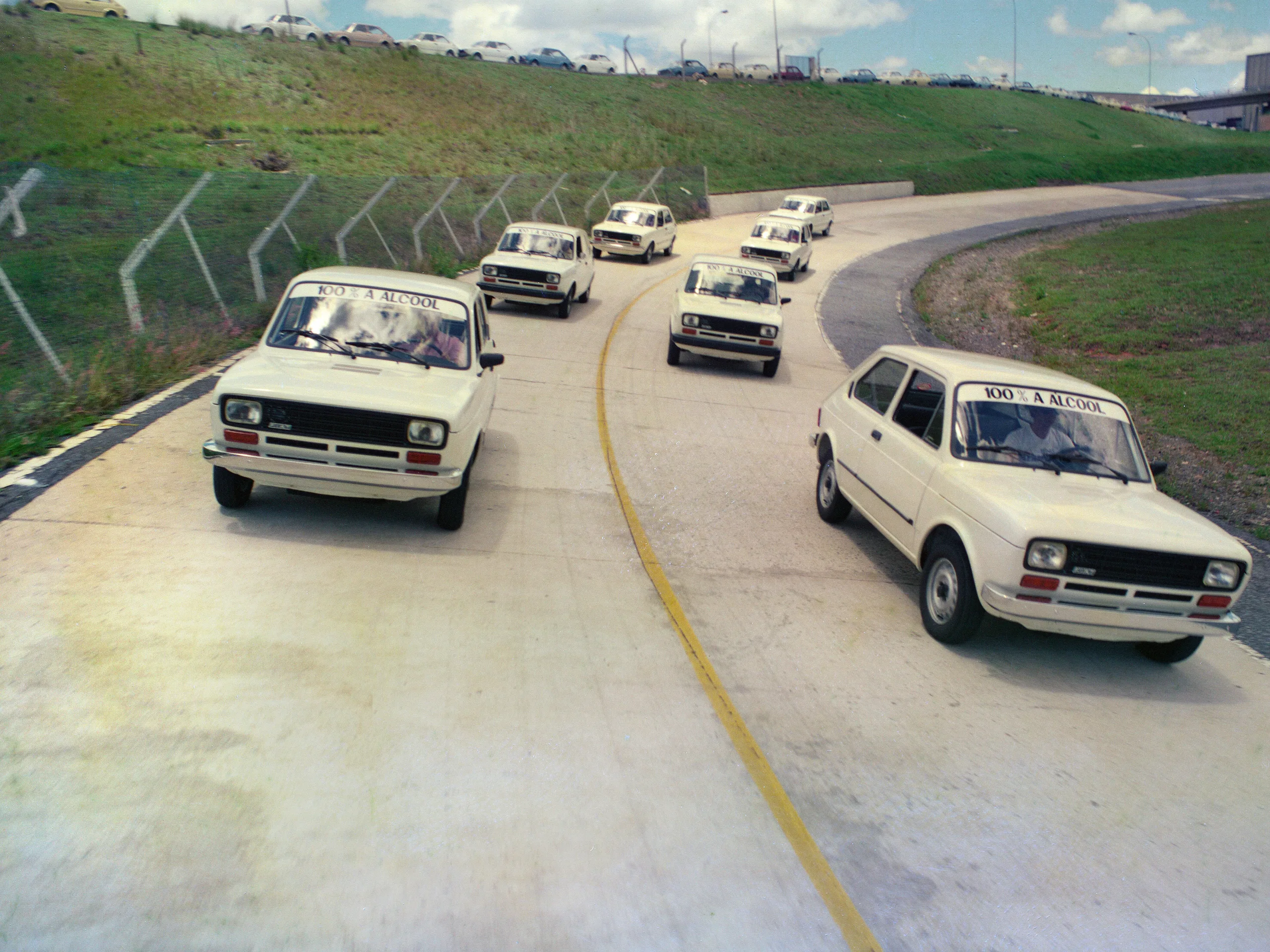 Com motor transversal, pneus radiais e para-brisa laminado, Fiat 147 completa 50 anos e se destaca por ter feito história antes dos atuais carros flex
