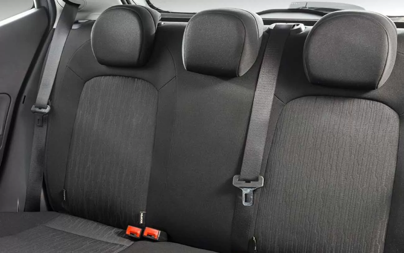 Por dentro, leva cinco pessoas, acomoda melhor dois adultos atrás e oferece porta-malas de 300 litros, adequado à rotina e viagens curtas.