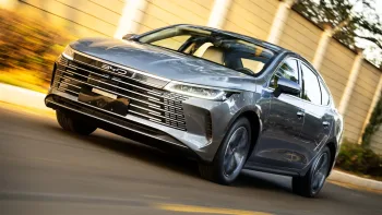 BYD King GS 2025 perde R$ 37 mil em dois anos e vira sedan híbrido usado de 235 cv com até 80 km de autonomia elétrica
