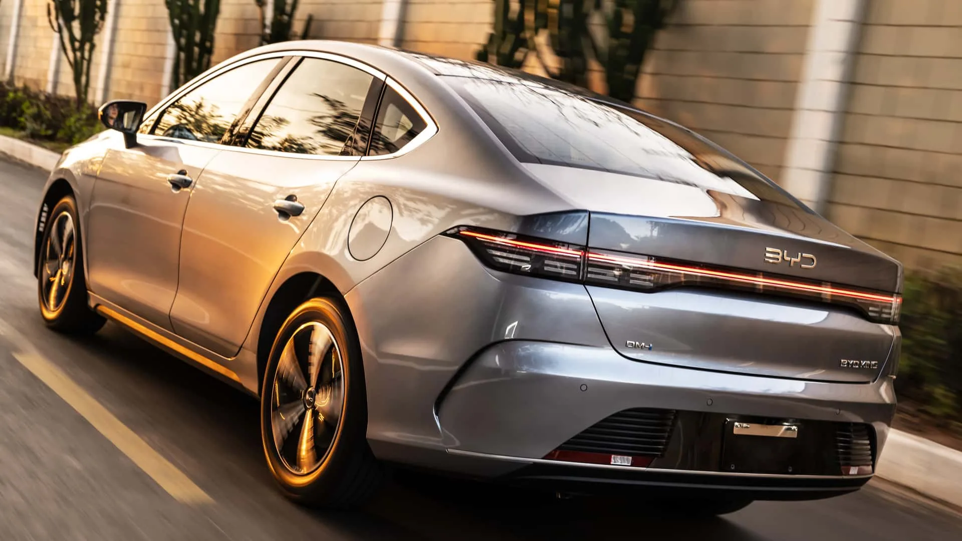 O BYD King GS 2025 chegou por R$ 181.800 e já perdeu R$ 37.098 em valor de referência. A queda de 20,4% coloca o sedan híbrido plug-in em outra faixa do mercado de usados.