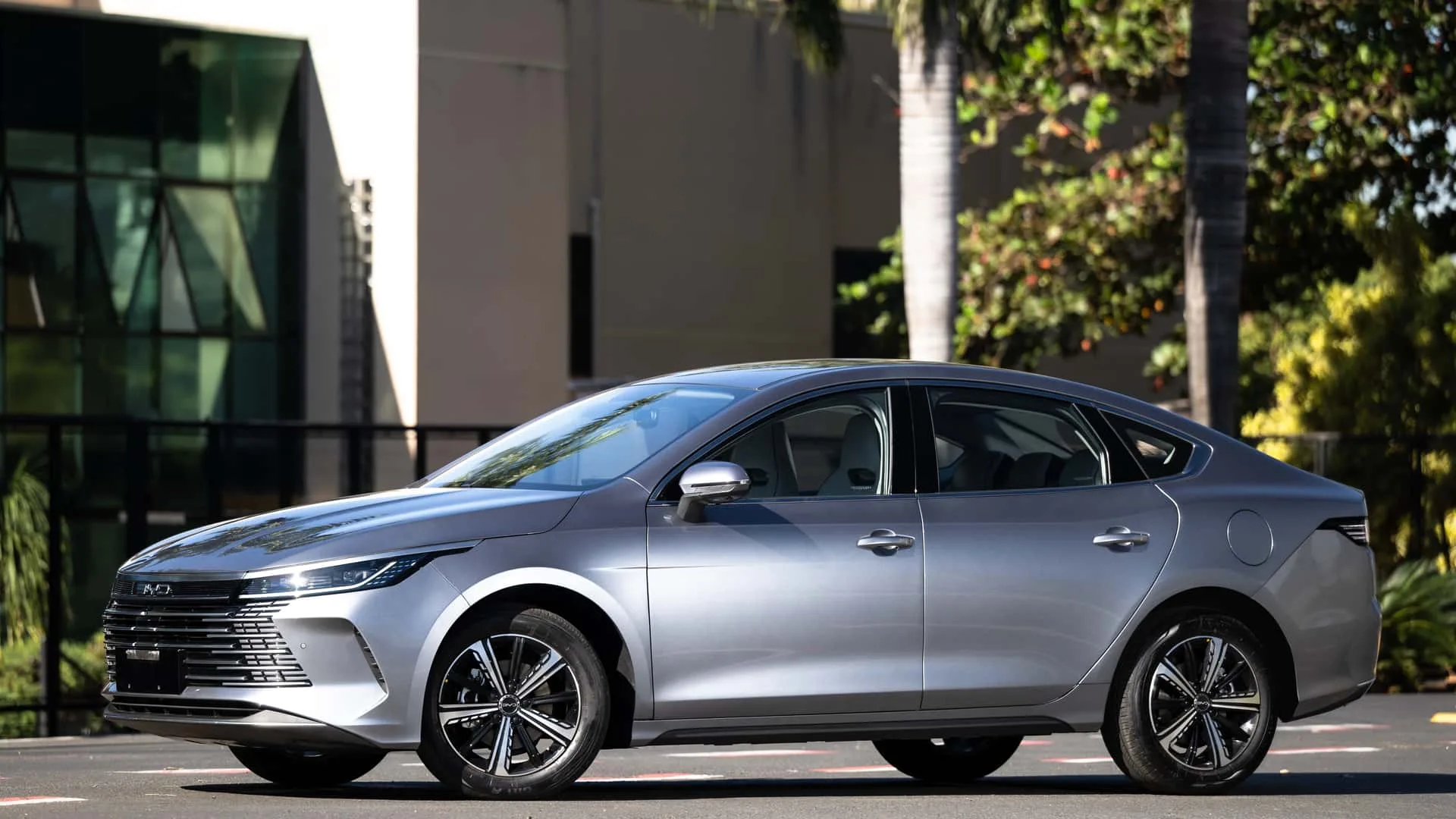 Quem procura um sedan usado encontra no BYD King GS 2025 um conjunto de 235 cv. O motor 1.5 a gasolina trabalha com um elétrico de 197 cv, e o carro acelera de 0 a 100 km/h em 7,3 segundos.