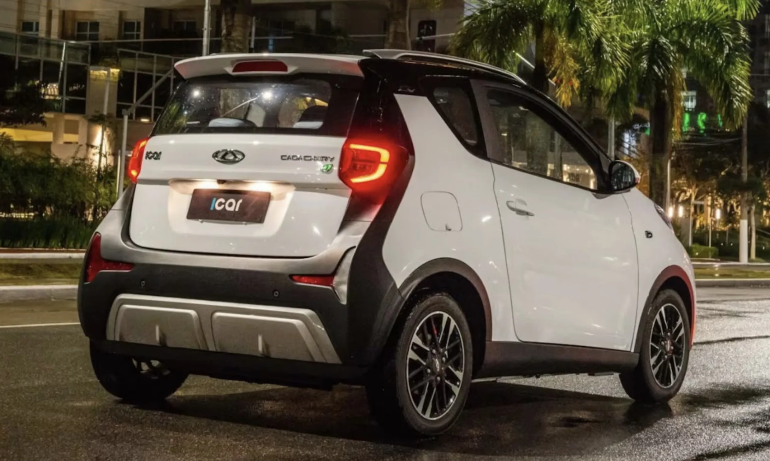 Caoa Chery iCar: minúsculo elétrico urbano de tração traseira, fácil de manobrar e econômico, mas com pouco porta-malas, autonomia curta e oferta pequena no mercado usado.