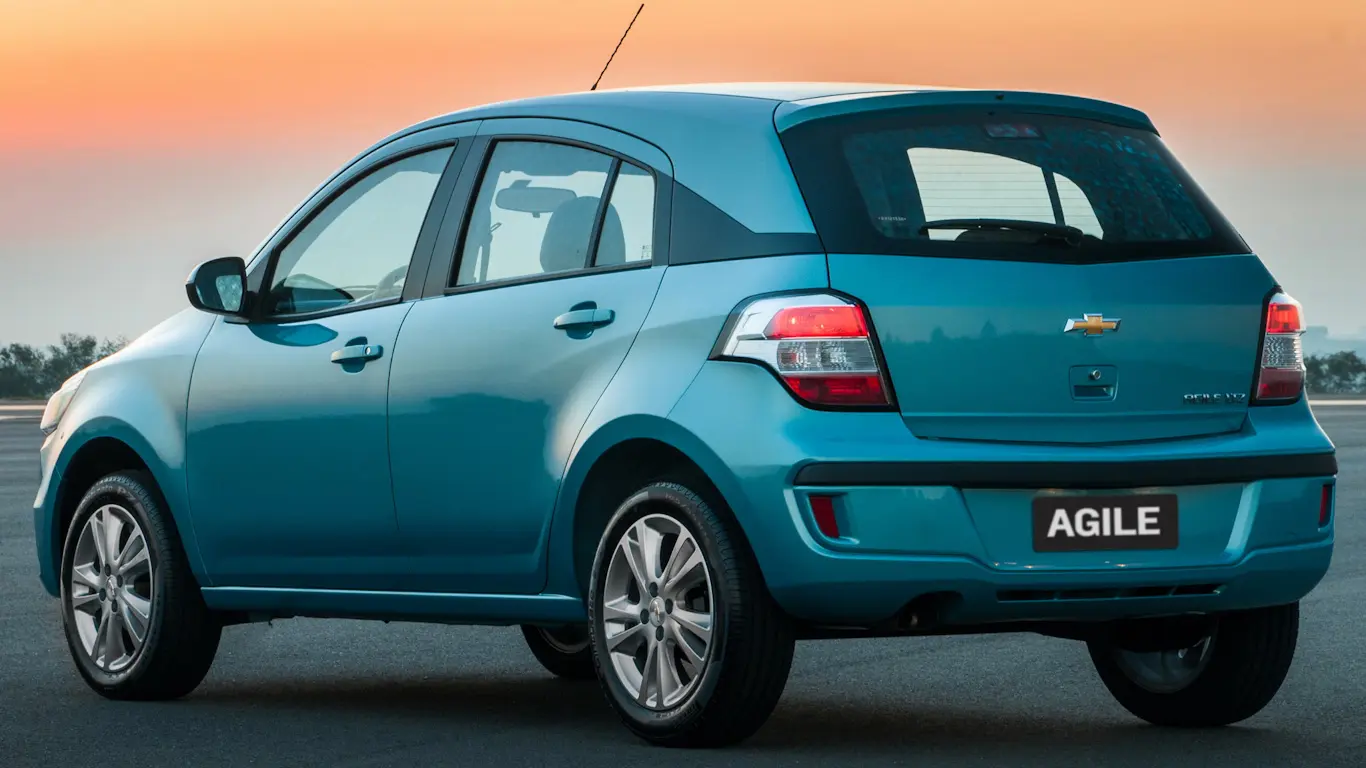 Chevrolet Agile Easytronic 2014 oferece espaço, posição alta e preço convidativo, mas o automatizado pode fazer cada arrancada parecer uma discussão entre carro e câmbio.