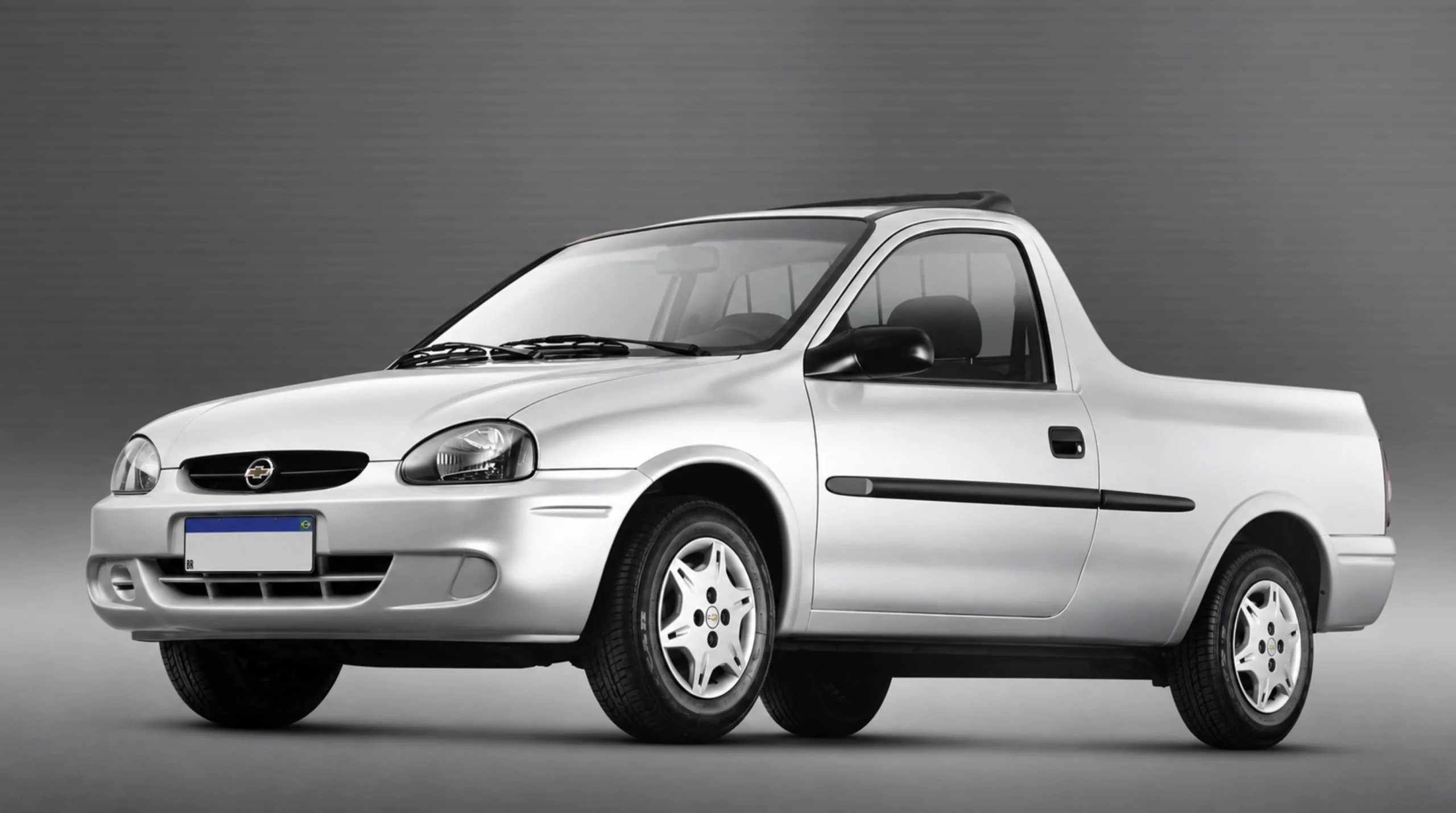 A Corsa Pick-Up 1.6 mistura motor Família I, tamanho compacto e caçamba generosa, uma receita simples, direta e ainda bastante interessante entre as usadas.
