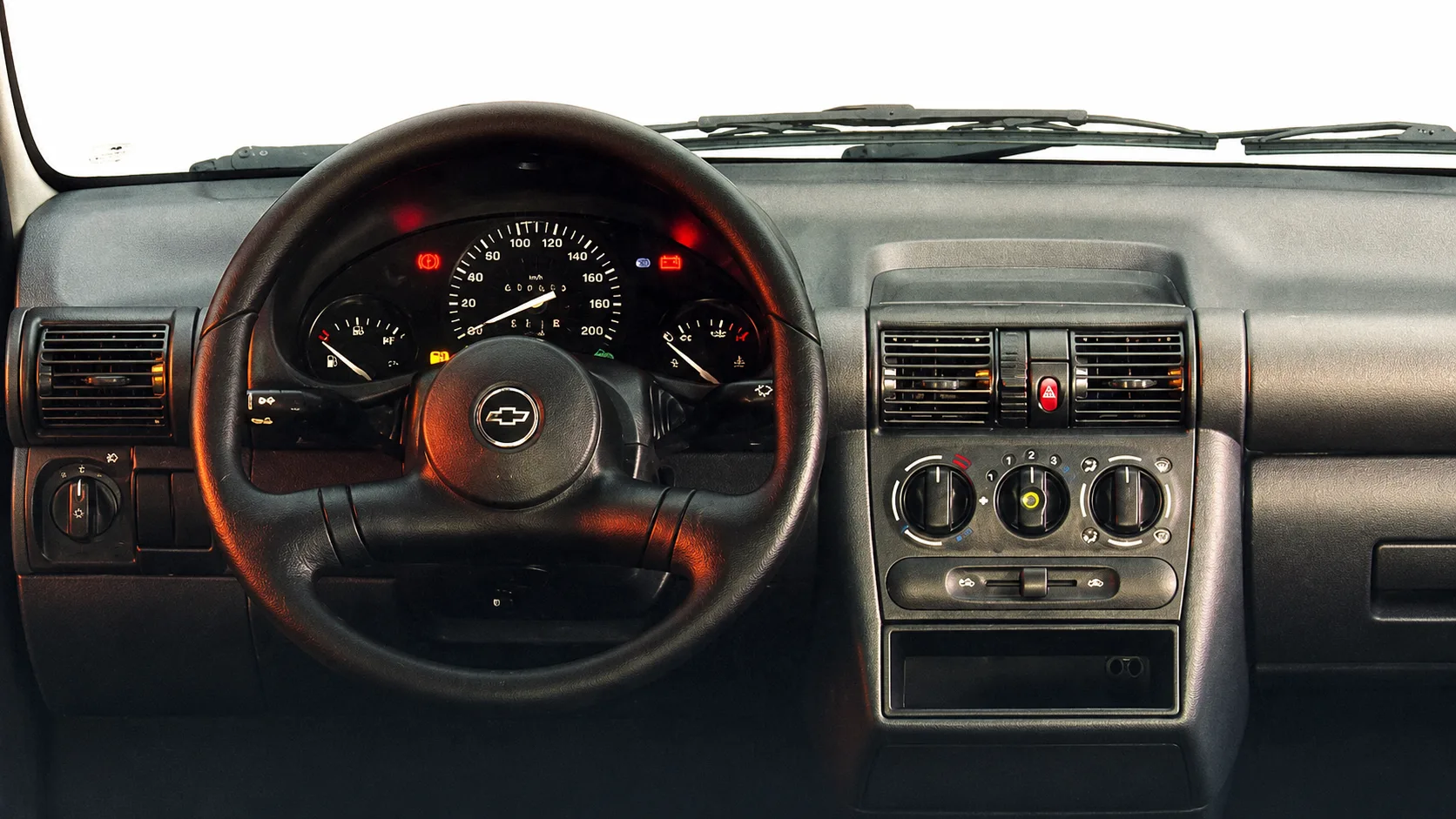 O interior do Corsa 1994 era simples, com poucos comandos e quase nenhum recurso de conforto; hoje, até um carro básico traz mais segurança, conectividade e equipamentos.