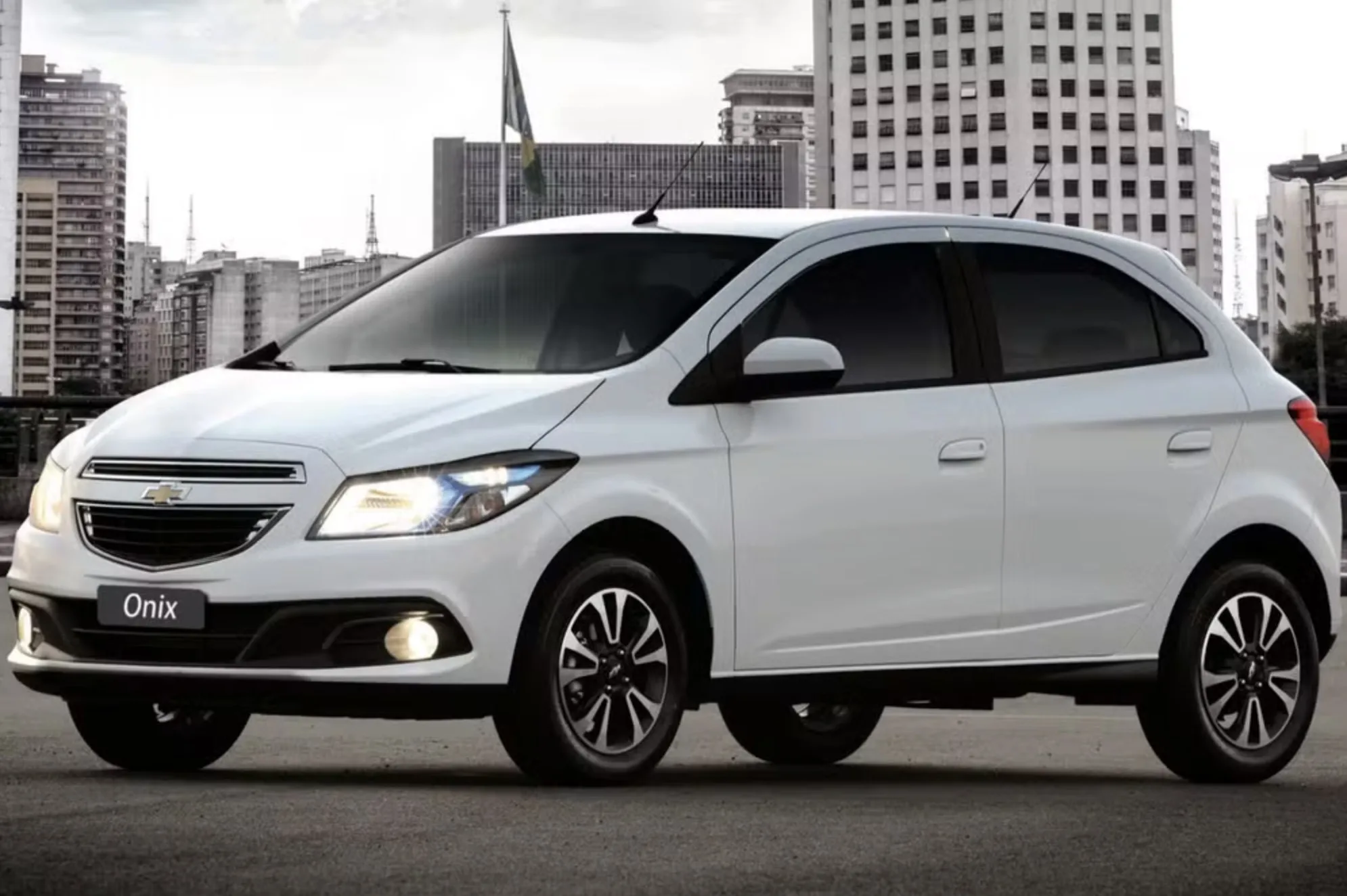 Chevrolet Onix LTZ 1.4 2015: simples, compacto e barato de manter, ele encara trânsito e rotina sem charme excessivo, exatamente como um usado deve fazer.