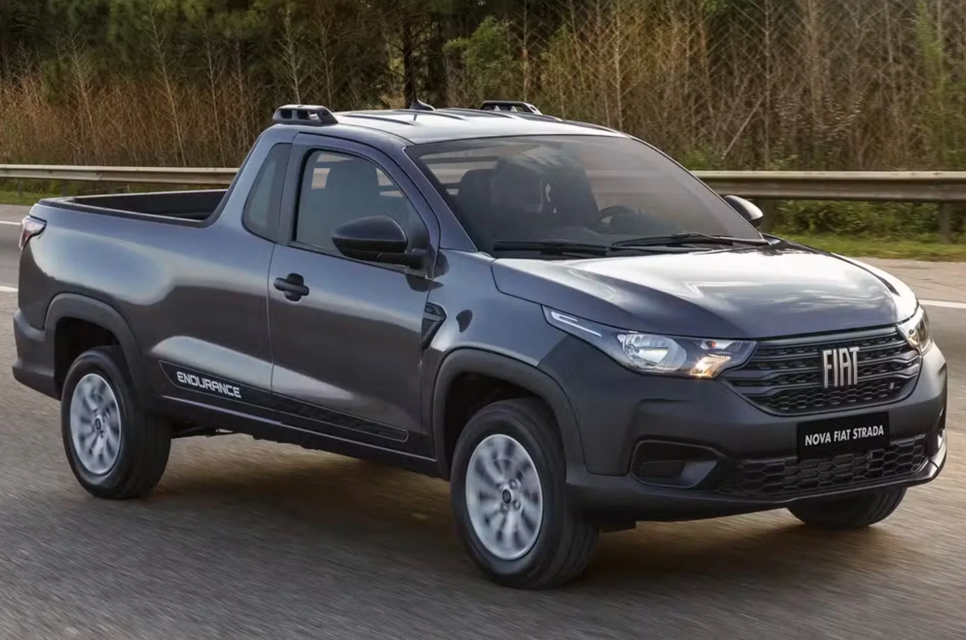 Fiat Strada Endurance 2023 é a escolha de quem olha primeiro para a caçamba, com 1.354 litros, 720 kg de carga útil e um velho motor Fire que quase toda oficina conhece.
