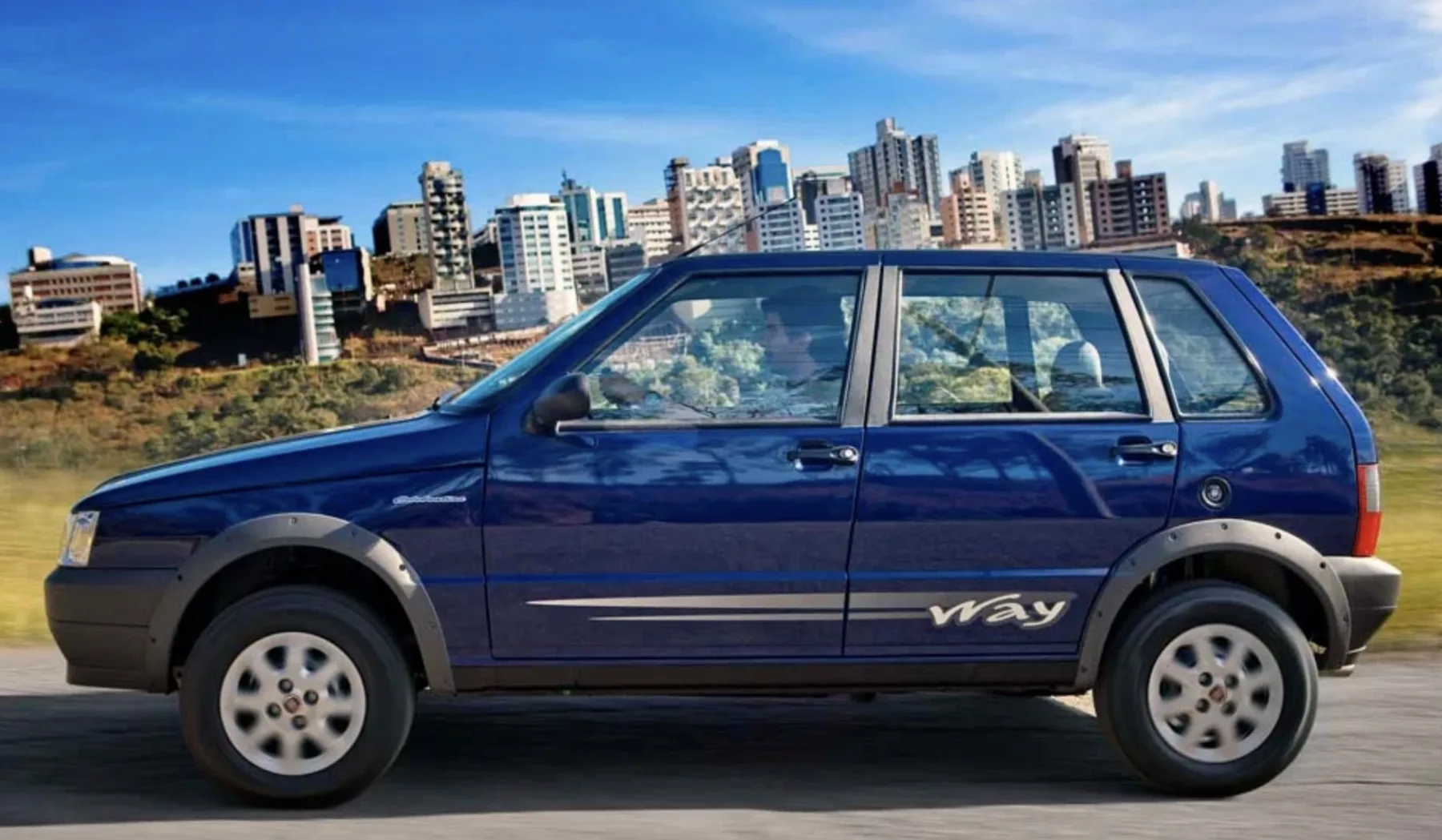 Com gasolina, faz 12,1 km/l na cidade e 13,6 km/l na estrada; o tanque de 50 litros leva a autonomia a 605 km ou até 680 km.