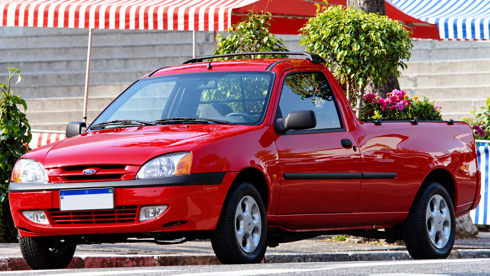 A Courier XL 1.6 parece ter sido desenhada por alguém obcecado por caçamba e trabalho, com Zetec Rocam, corrente no comando e 700 kg de carga útil.