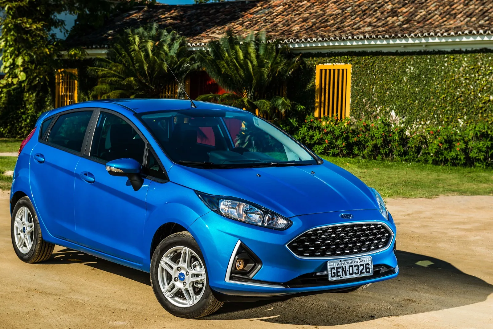 Ford Fiesta PowerShift 2016 é ótimo de dirigir, esperto e bem equipado, mas o câmbio de dupla embreagem pode trocar diversão por trepidações e uma oficina cara.