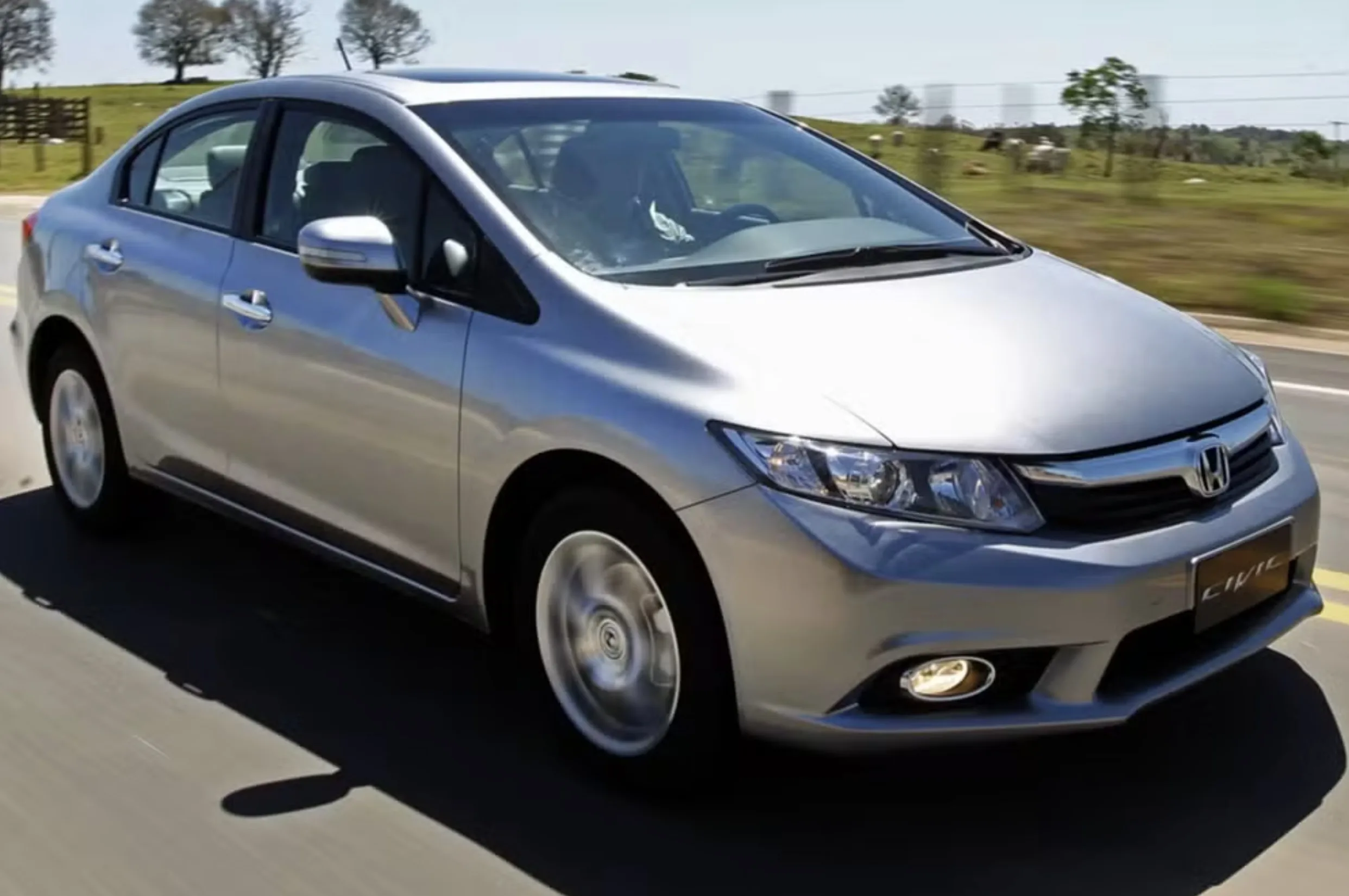 Honda Civic LXR 2014: Motor 2.0 de até 155 cv, câmbio automático de cinco marchas e bancos de couro por R$ 64.900, uma bela receita para gostar de dirigir, mas não de abastecer.