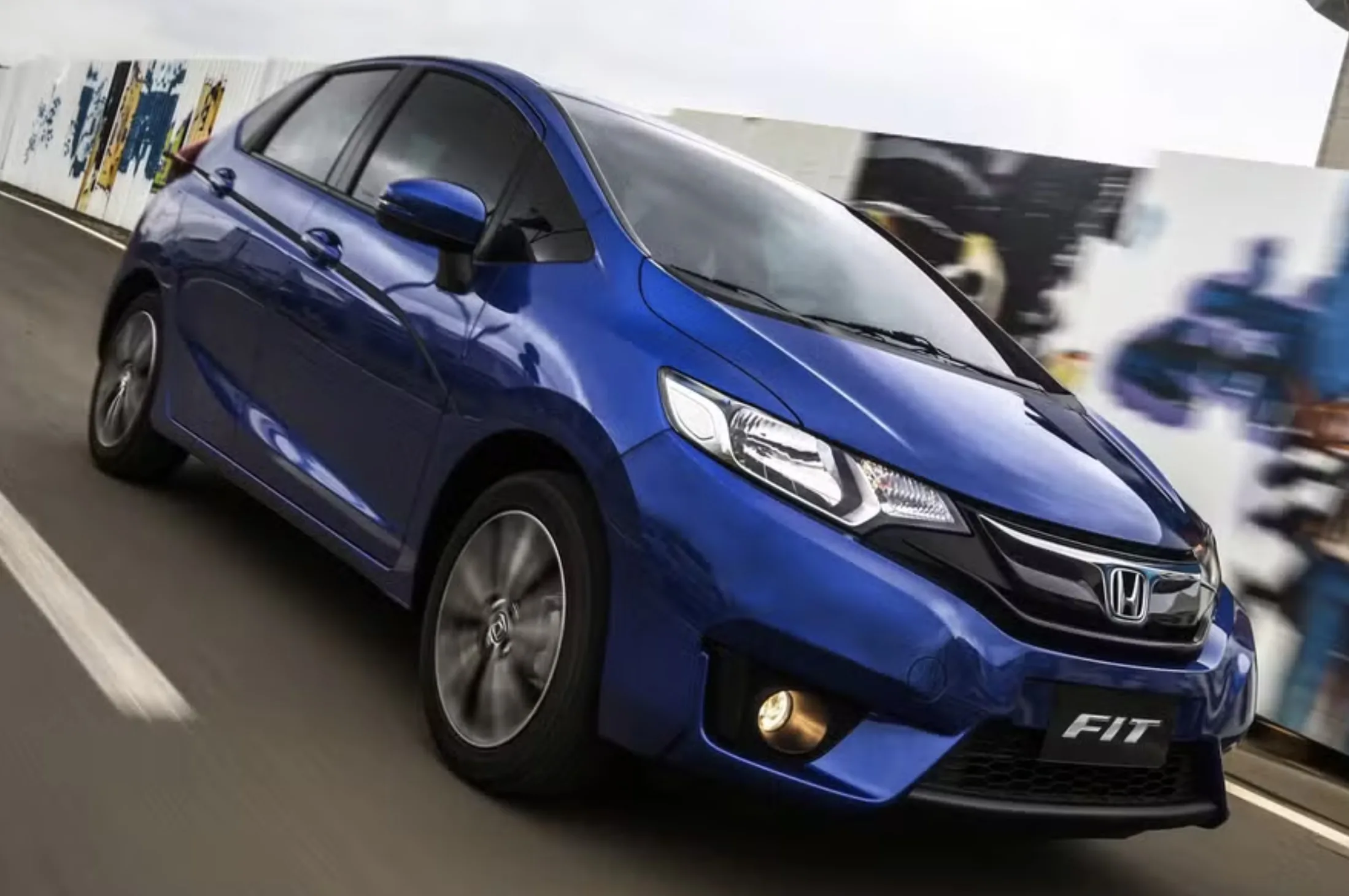 Honda Fit 2016: Parece pequeno até você abrir as portas e descobrir um salão sobre rodas, com bancos versáteis, motor 1.5, câmbio CVT e consumo de 12,3 km/l na cidade por R$ 62.900.