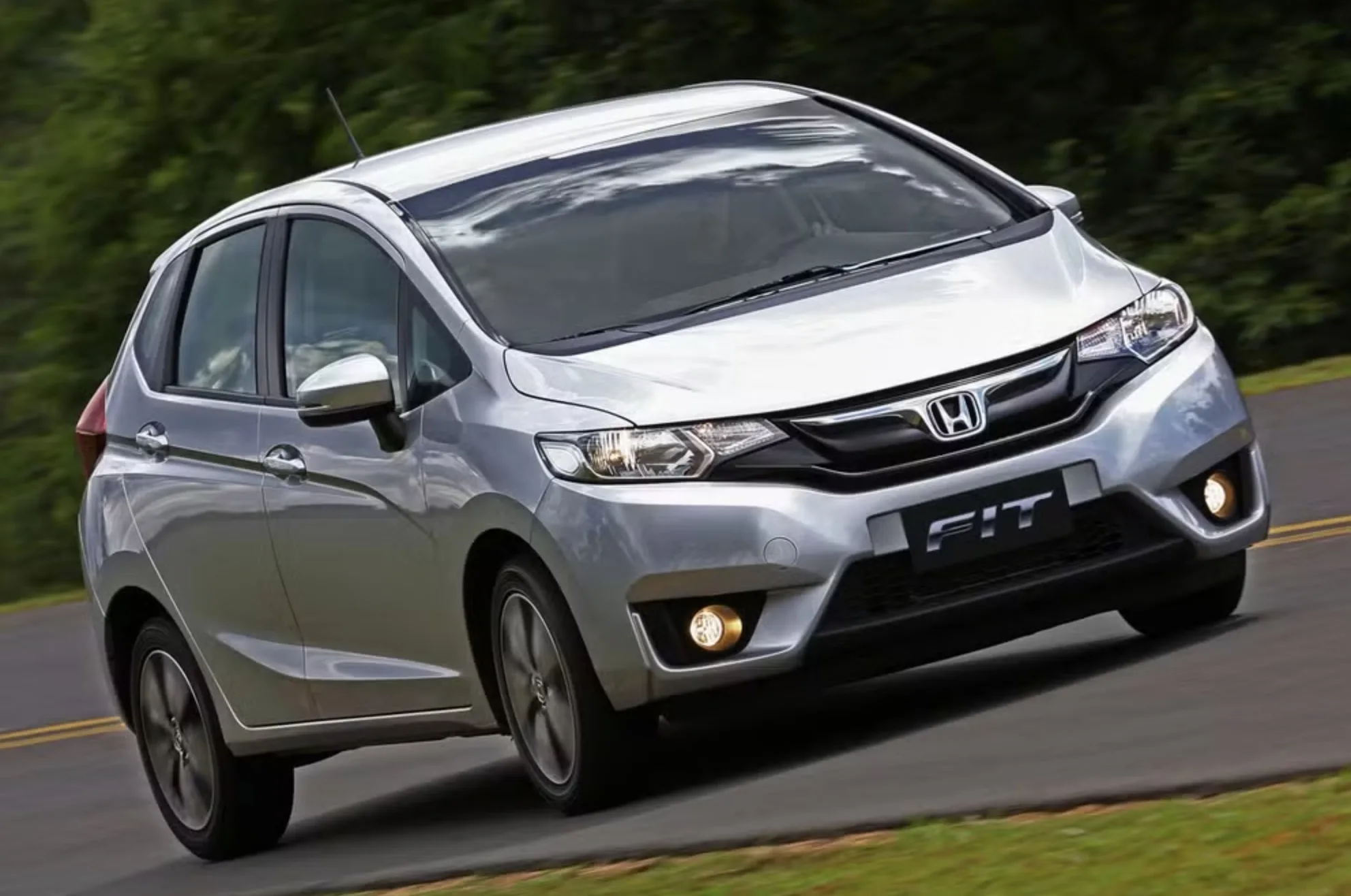 Honda Fit EX 1.5 2016: pequeno por fora e quase absurdo por dentro, ele leva malas, compras e família sem esforço enquanto o CVT mantém tudo tranquilo.