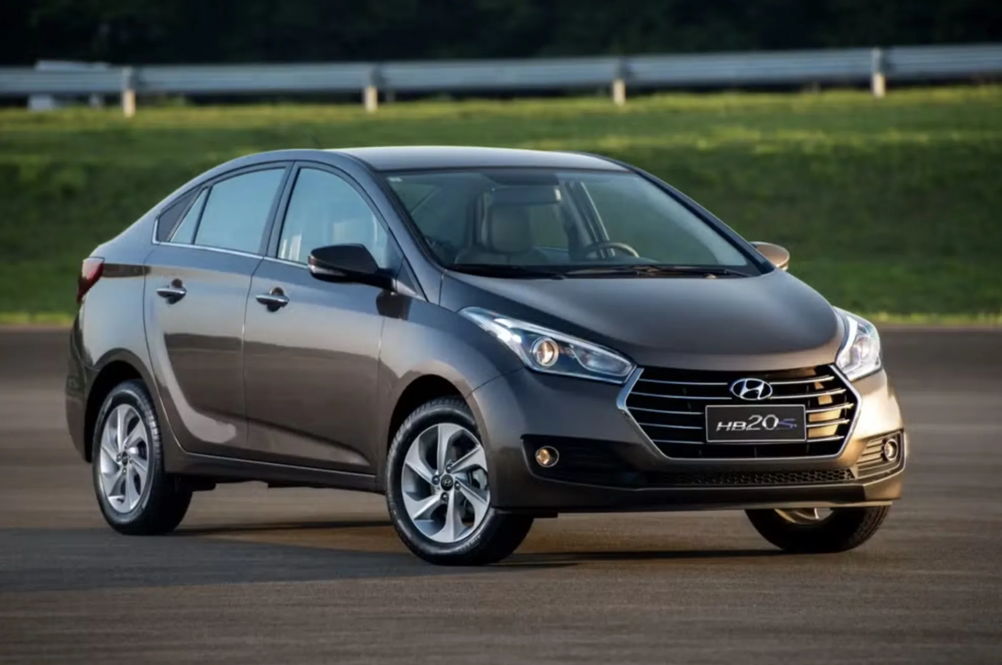 Hyundai HB20S Premium 1.6 2016: espaçoso, forte e confortável, ele leva família e bagagem sem preguiça, embora o consumo urbano cobre parte dessa disposição.