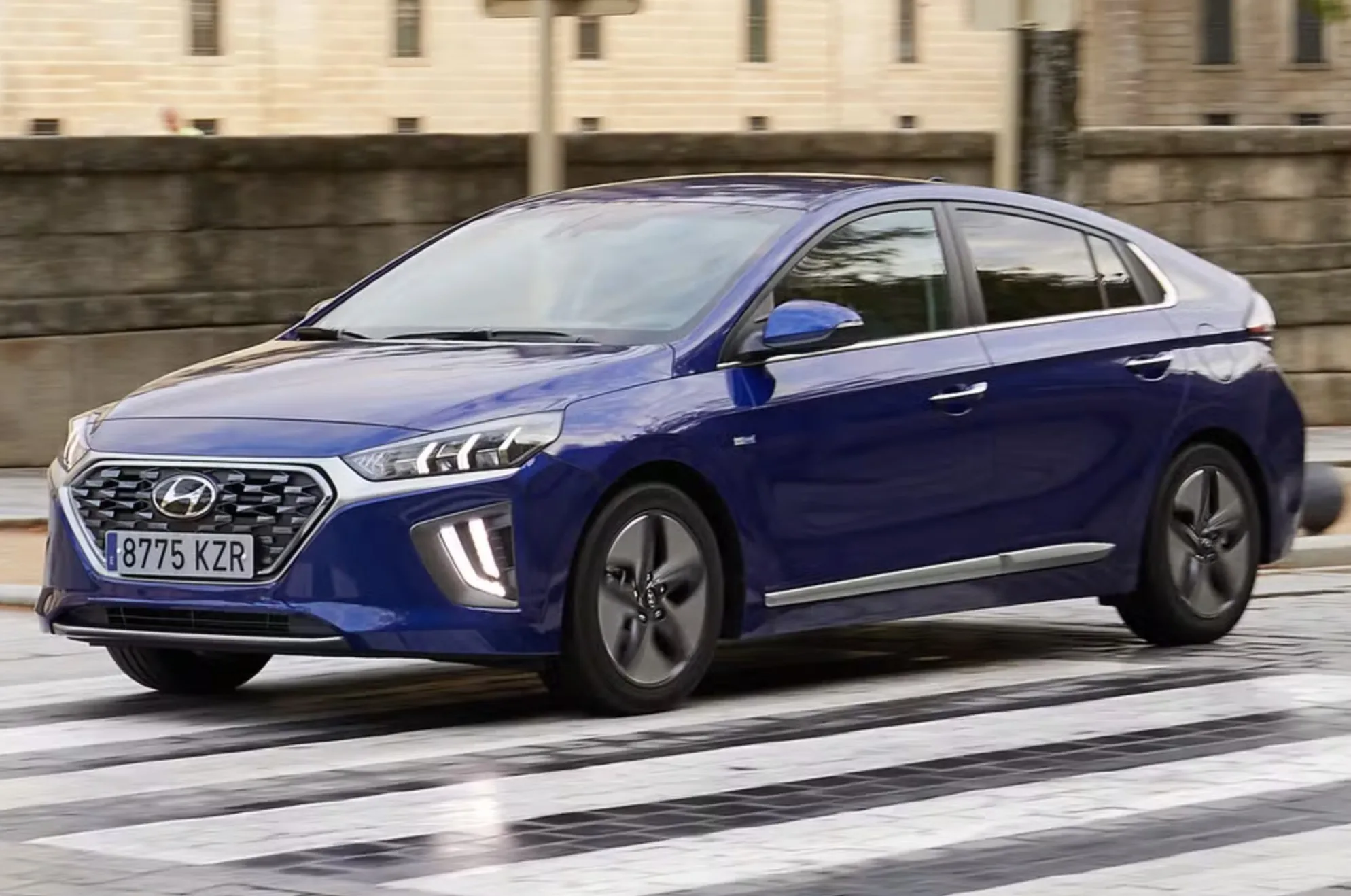 Hyundai Ioniq Hybrid 2023: por R$ 99.890, entrega 18,9 km/l na cidade, 141 cv e câmbio de dupla embreagem, quase um exercício de engenharia disfarçado de carro discreto.