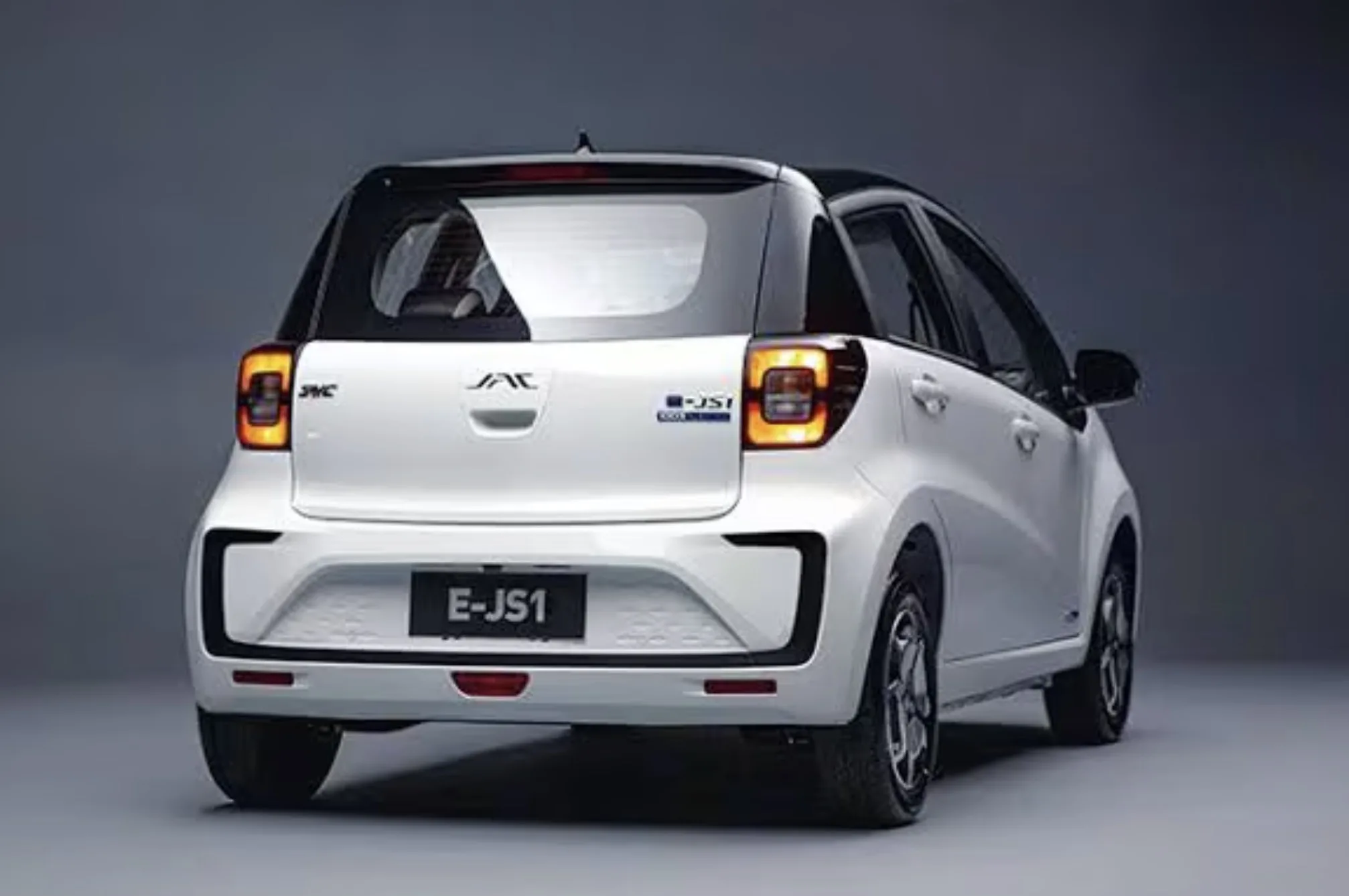 JAC E-JS1: elétrico pequeno e leve, pensado para cidade, com motor de 62 cv e autonomia limitada, mas pede cuidado com bateria, peças e disponibilidade de assistência.