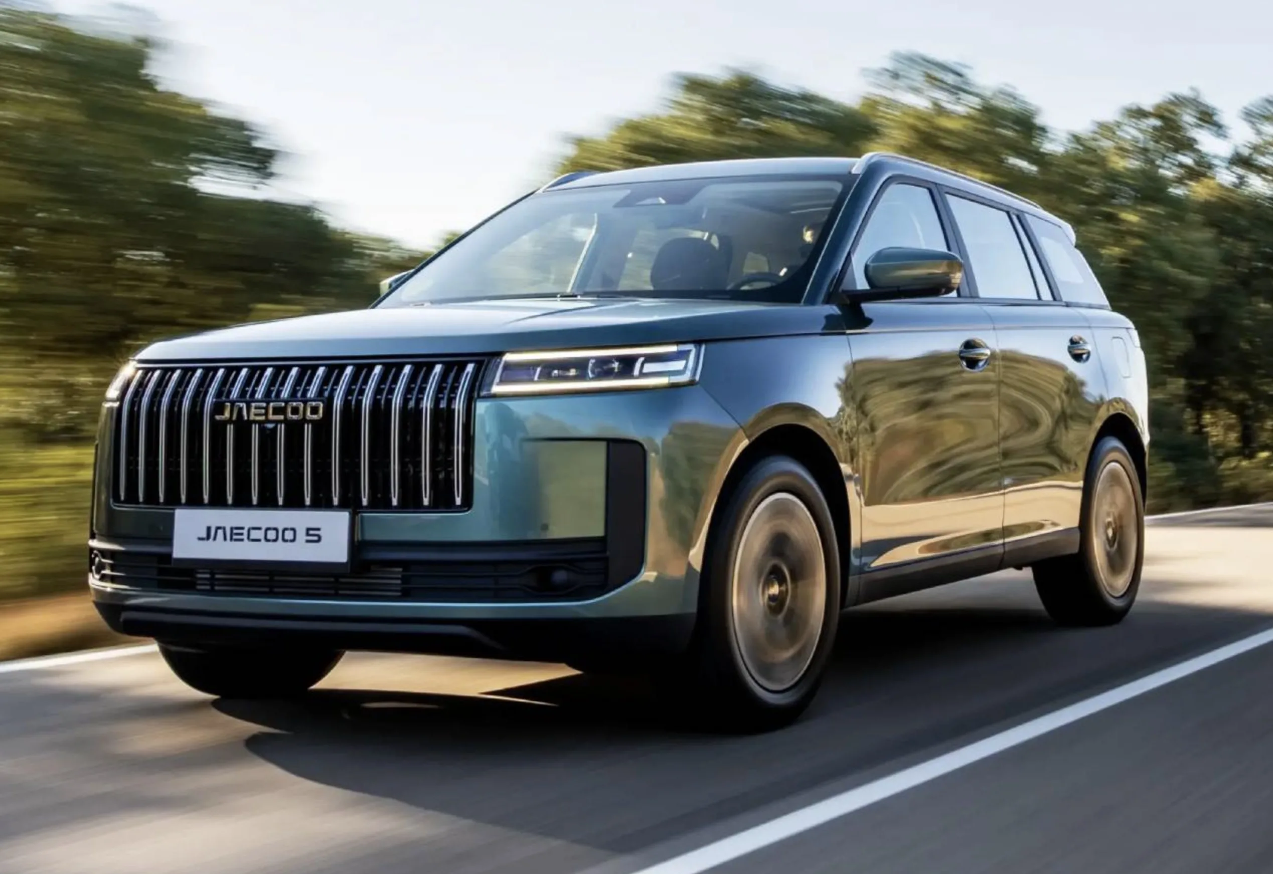 A Jaecoo chega à disputa com SUVs híbridos equipados e pressiona os preços dos usados, obrigando donos de modelos tradicionais a rever quanto podem pedir na hora da revenda.