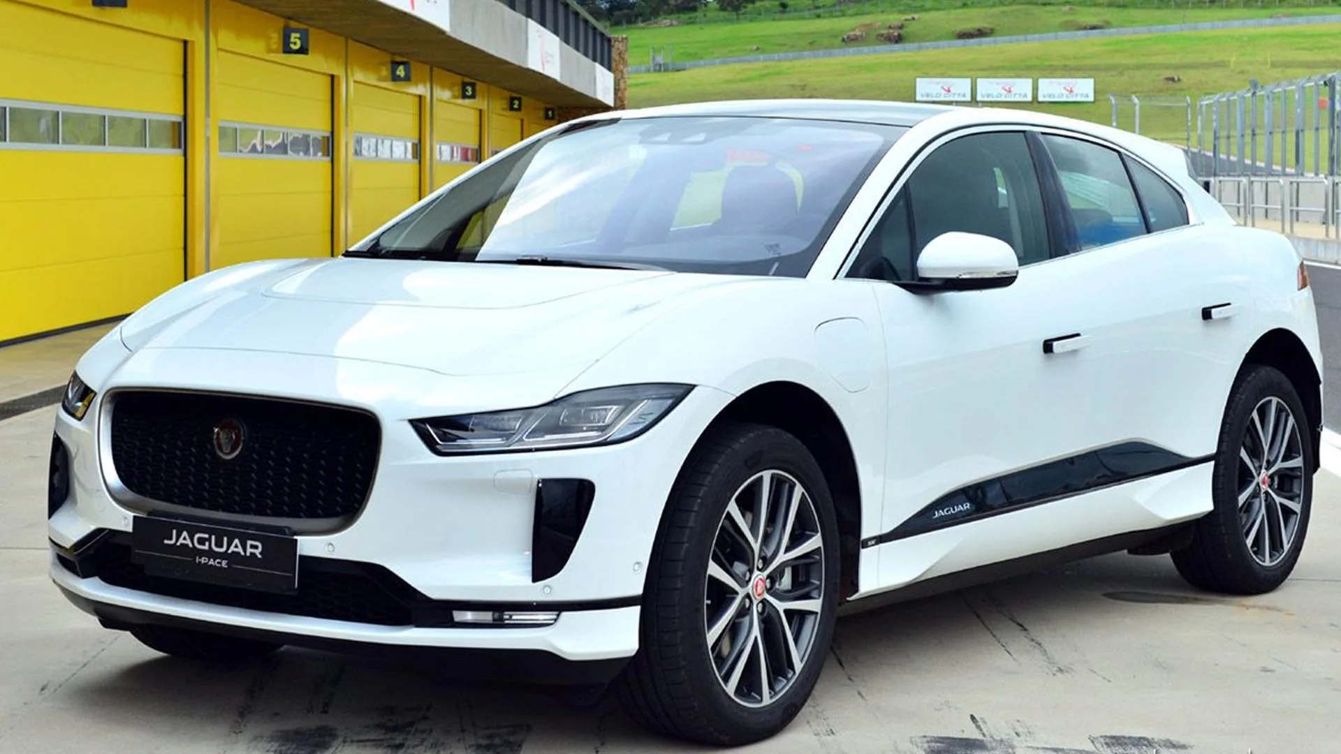 Jaguar I-Pace: SUV elétrico de 400 cv, tração integral e desempenho de esportivo, mas bateria, suspensão, eletrônica, seguro e peças continuam tendo custo de carro premium.